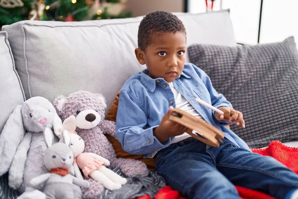 Niño Afroamericano Jugando Pandereta Sentado Sofá Por Árbol Navidad Casa — Foto de Stock