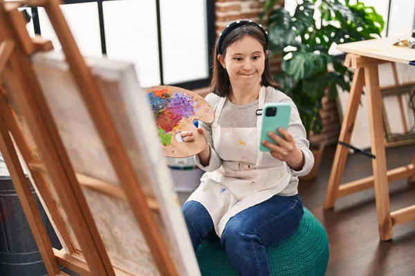 Young Woman Syndrome Artist Using Smartphone Drawing Art Studio — Zdjęcie stockowe