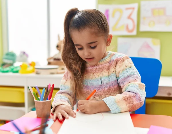 Entzückende Hispanische Studentin Sitzt Kindergarten Auf Einem Tisch Und Zeichnet — Stockfoto