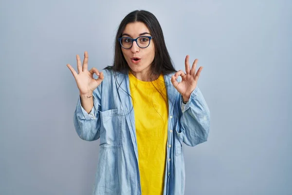 Young Hispanic Woman Standing Blue Background Looking Surprised Shocked Doing — Stock Photo, Image