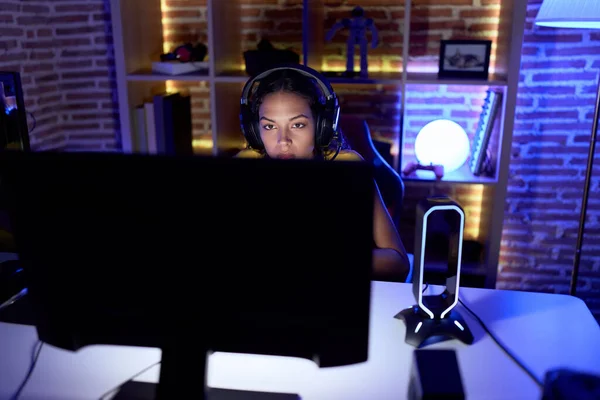 Young African American Woman Streamer Playing Video Game Using Computer — Stockfoto