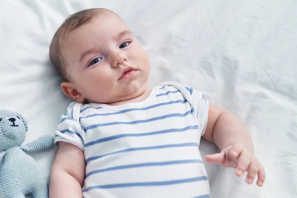 Αξιολάτρευτο Καυκάσιο Μωρό Ξαπλωμένο Στο Κρεβάτι Χαλαρή Έκφραση Στο Υπνοδωμάτιο — Φωτογραφία Αρχείου