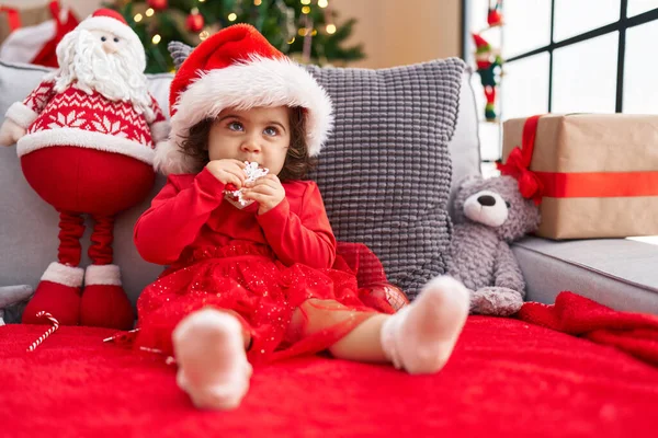 Adorable Hispanic Girl Sucking Stair Decoration Sitting Sofa Christmas Tree — Stock Photo, Image