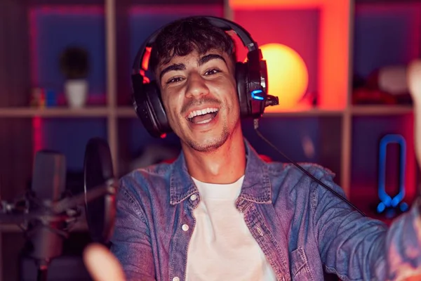 Genç Spanyol Adam Video Oyunları Oynuyor Kameraya Bakıyor Kucaklaşmak Için — Stok fotoğraf