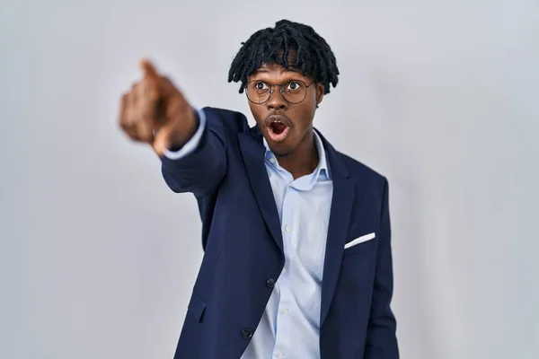 Jovem Homem Africano Com Dreadlocks Vestindo Jaqueta Negócios Sobre Fundo — Fotografia de Stock