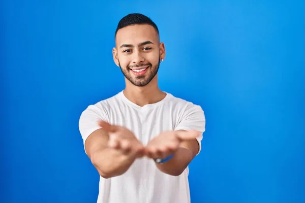 Young Hispanic Man Standing Blue Background Smiling Hands Palms Together — Zdjęcie stockowe