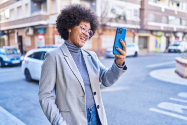 Afrikalı Amerikalı kadın yöneticinin sokakta videosu var.