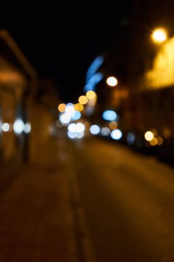  Caddedeki bulanık şehir manzarası