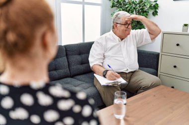 Danışma ofisindeki kıdemli psikolog çok mutlu ve gülümsüyor. arama kavramı. 
