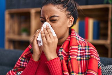 Afro-Amerikan kadın hastalığı evde peçete kullanıyor.