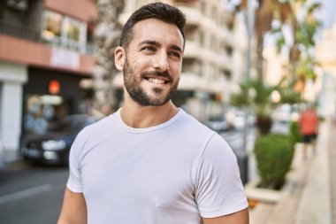 Sokakta yürürken kendine güvenen İspanyol bir adam.