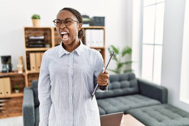 Psikoloji kliniğinde çalışan Afrikalı bir kadın kızgın ve kızgın bağırıyor öfkeyle bağırıyor. öfke ve agresif konsept. 
