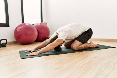 Genç İspanyol adam spor merkezinde geriniyor.