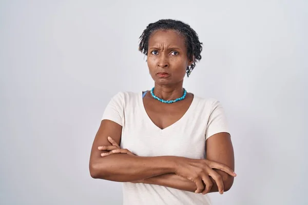 Afrikaanse Vrouw Met Dreadlocks Staan Witte Achtergrond Sceptisch Nerveus Afkeurende — Stockfoto