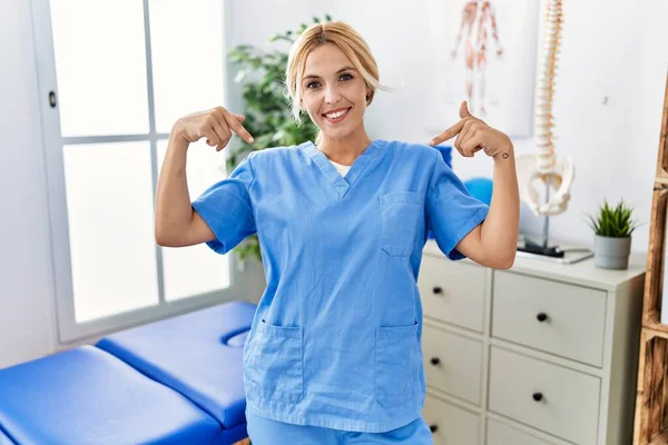 Beautiful Blonde Physiotherapist Woman Working Pain Recovery Clinic Looking Confident — Stockfoto