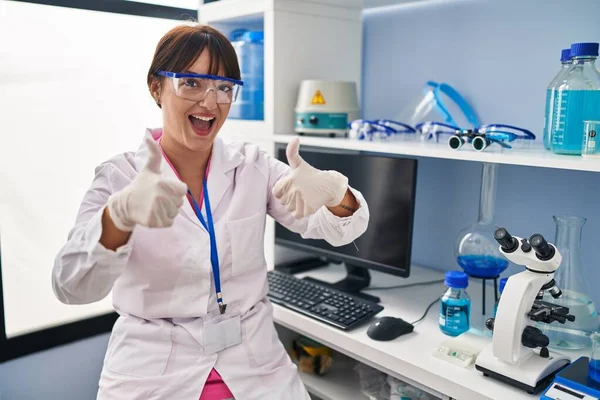 Mujer Morena Joven Que Trabaja Laboratorio Científico Aprobando Hacer Gesto — Foto de Stock