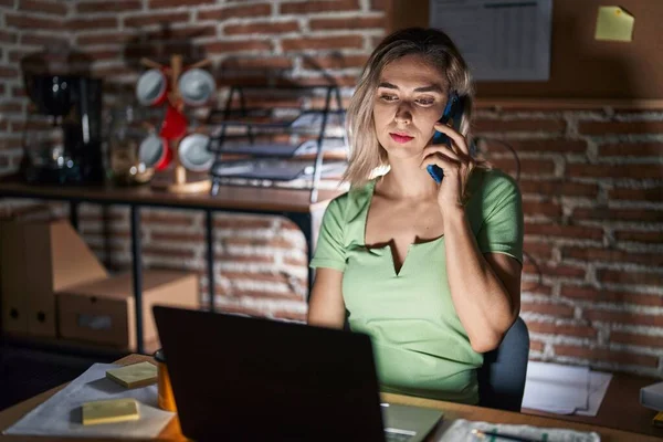 Молодая Красивая Женщина Работающая Ночам Офисе Разговаривая Телефону Расслабилась Серьезным — стоковое фото