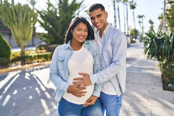 Jong Latijn Paar Verwachten Baby Aanraken Buik Park — Stockfoto