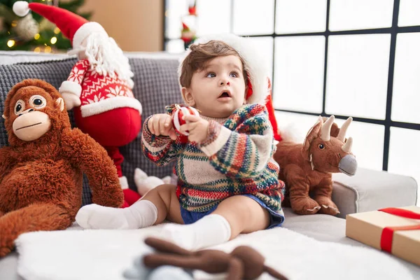 Bayi Hispanik Yang Menggemaskan Mengenakan Topi Natal Yang Sedang Memegang — Stok Foto
