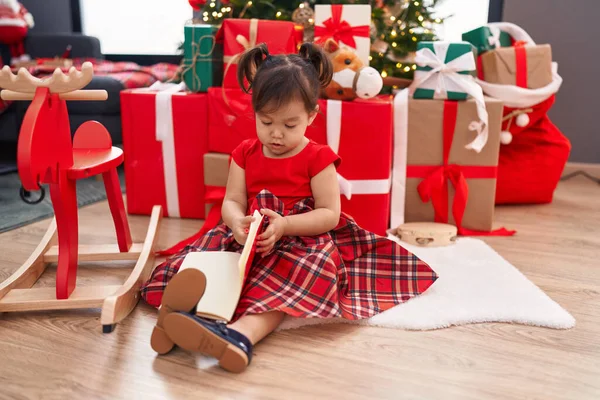 Adorável Menina Chinesa Segurando Notebook Sentado Chão Pela Árvore Natal — Fotografia de Stock