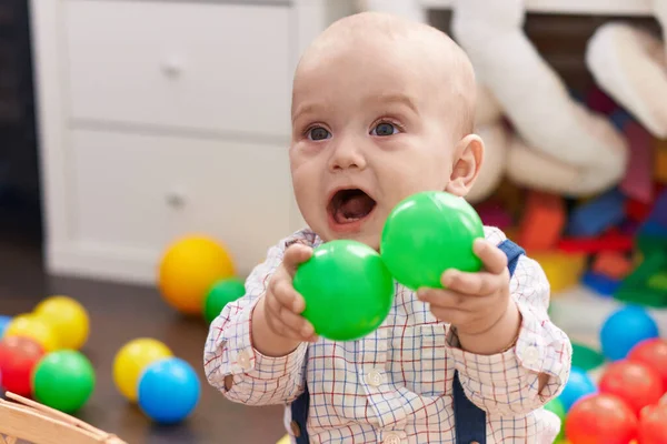 Adorable Bebé Caucásico Sonriendo Confiado Jugando Con Bolas Sentadas Suelo — Foto de Stock