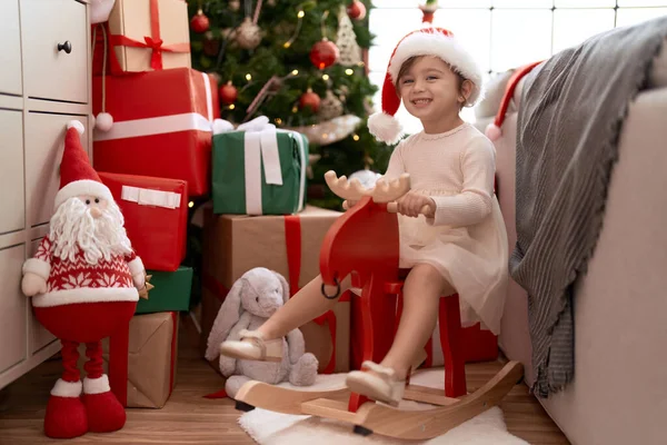 Menina Adorável Sentado Renas Balançando Por Árvore Natal Casa — Fotografia de Stock