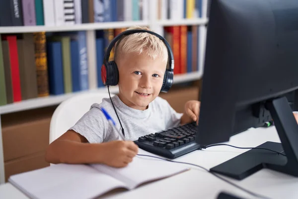 Estudante Adorável Criança Usando Computador Escrita Notebook Sala Aula — Fotografia de Stock