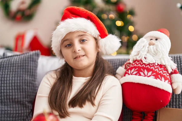 Evdeki Noel Ağacının Yanında Kendine Güvenen Sevimli Spanyol Kız Oturuyor — Stok fotoğraf