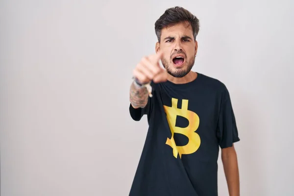 Bitcoin Tişörtlü Spanyol Genç Adam Kameraya Kızgın Sinirli Bir Şekilde — Stok fotoğraf