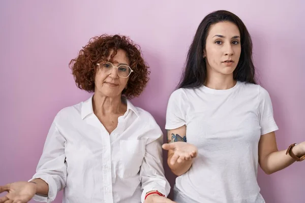 Hispanic Mother Daughter Wearing Casual White Shirt Pink Background Clueless — Stock Photo, Image