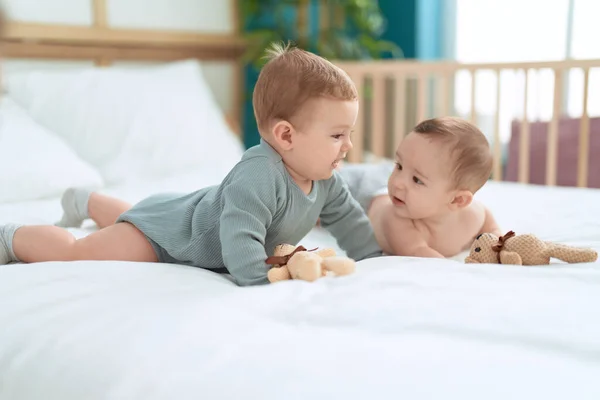 Két Kisgyerek Fekszik Ágyon Teddy Macival Játszanak Hálószobában — Stock Fotó