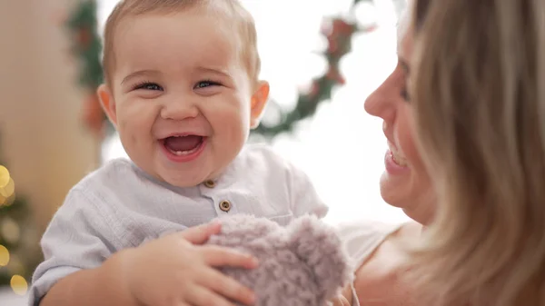 Madre Hijo Sonriendo Confiados Pie Por Decoración Navidad Casa —  Fotos de Stock