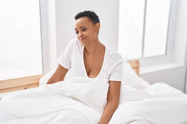 Afroamerikanerin Lächelt Selbstbewusst Auf Bett Schlafzimmer — Stockfoto