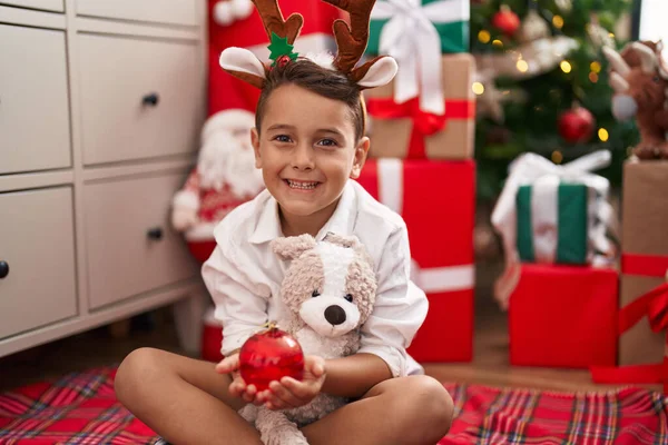 Adorável Criança Hispânica Abraçando Ursinho Sentado Chão Por Presentes Natal — Fotografia de Stock
