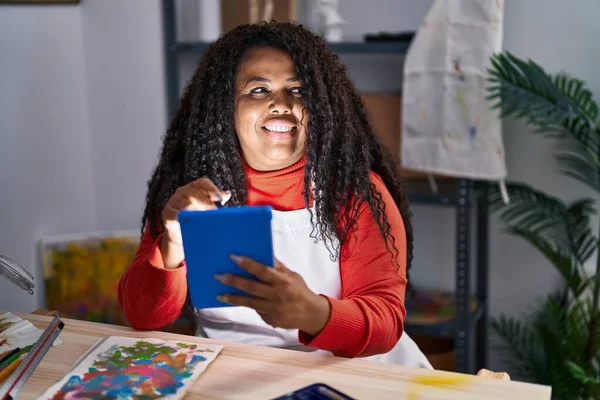 Африканская Художница Американка Использует Рисунок Смартфона Ноутбуке Арт Студии — стоковое фото