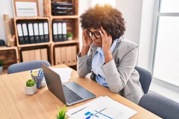 Trabajadora Negocios Afroamericana Estresada Usando Laptop Oficina — Foto de Stock