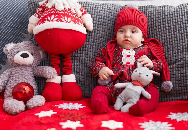 Sevimli Beyaz Bebek Evde Noel Baba Oyuncağıyla Kanepede Oturuyor — Stok fotoğraf