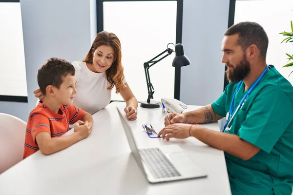 Family Having Medical Consultation Clinic — Stok fotoğraf