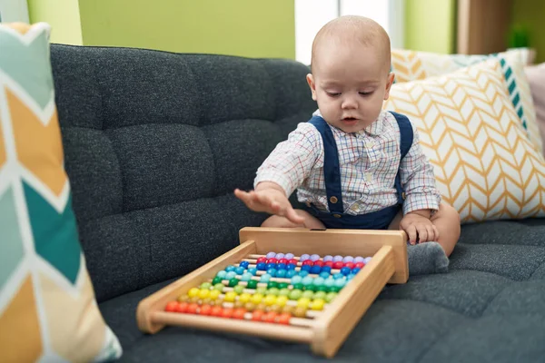 Rozkošný Kavkazský Dítě Hrát Abacus Sedí Pohovce Doma — Stock fotografie