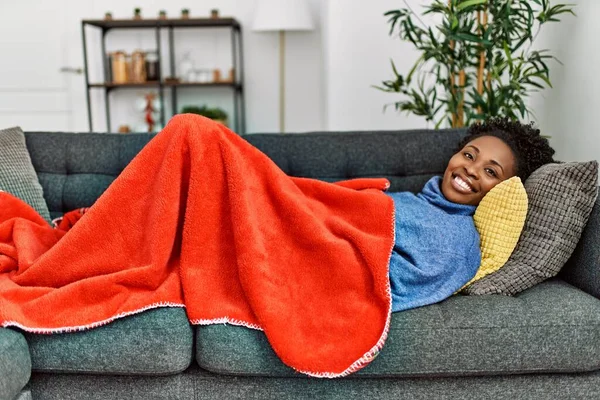 Mujer Afroamericana Sonriendo Confiada Acostada Sofá Casa —  Fotos de Stock