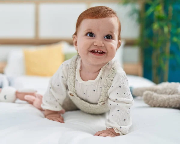 Suloinen Punapää Lapsi Hymyilee Luottavainen Indeksointi Sängyssä Makuuhuoneessa — kuvapankkivalokuva
