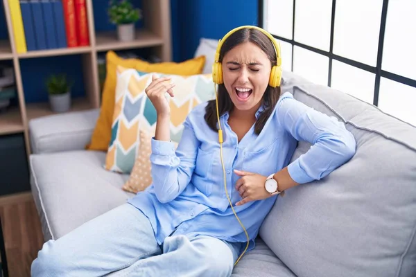 Jong Mooi Latino Vrouw Luisteren Naar Muziek Doen Gitaar Gebaar — Stockfoto