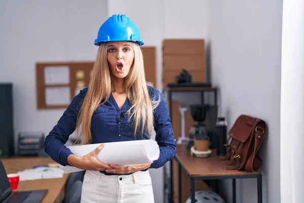 Young Woman Wearing Architect Hardhat Scared Amazed Open Mouth Surprise — Stockfoto