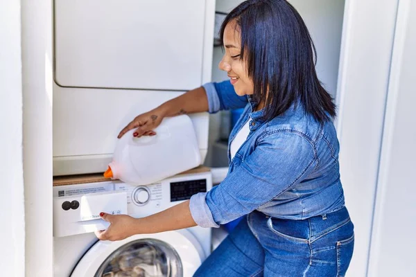 Hispanic Brunette Woman Putting Detergent Mashing Machine Laundry Room — Photo