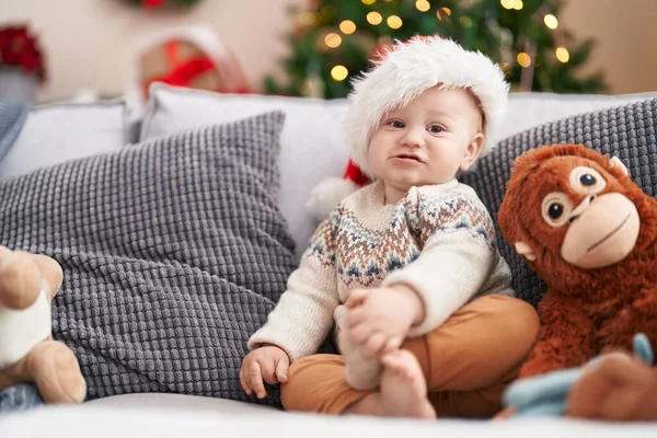 Bedårande Kaukasiskt Barn Sitter Soffan Vid Julgranen Med Avslappnat Uttryck — Stockfoto
