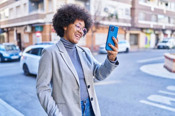 非洲裔美国女行政人员在街上进行视频通话 — 图库照片