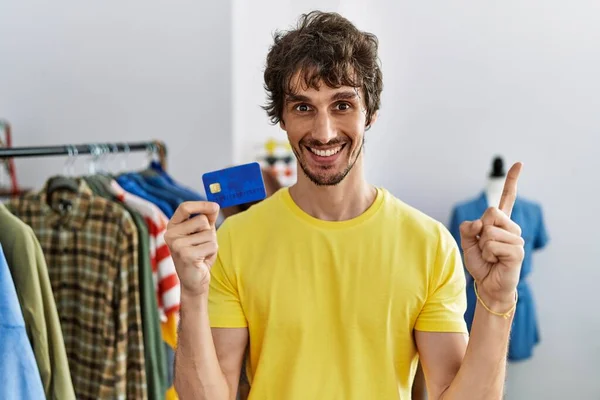 Perakende Dükkanındaki Genç Spanyol Adam Elinde Kredi Kartıyla Gülümsüyor — Stok fotoğraf