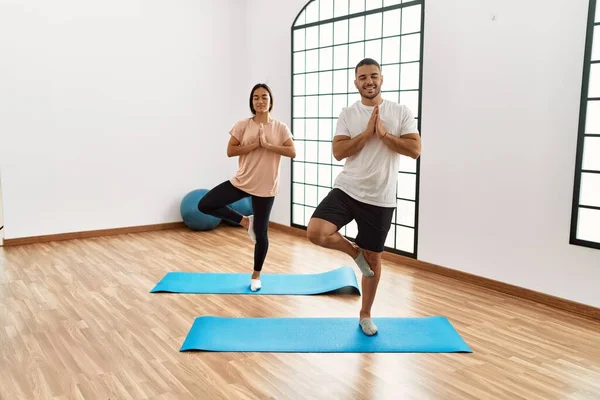 Latin Man Woman Couple Smiling Confident Training Yoga Sport Center — ストック写真