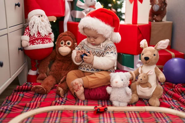 Sevimli Beyaz Bebek Evde Noel Hediyeleriyle Yerde Oturmuş Tren Oyuncağıyla — Stok fotoğraf