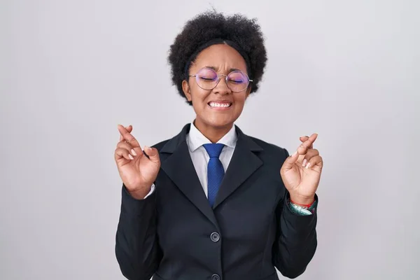 Beautiful African Woman Curly Hair Wearing Business Jacket Glasses Gesturing — 图库照片